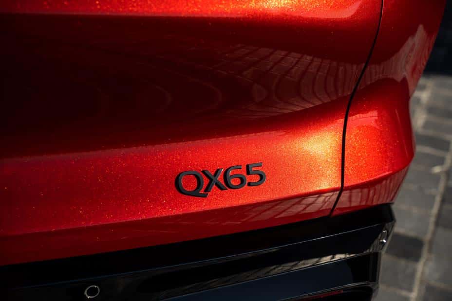 INFINITI QX65’s striking new color features real gold. Inspired by sunrises, the new paint is also an homage to an iconic GT-R color.