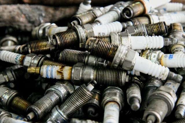 A pile of different types of screws on top of each other