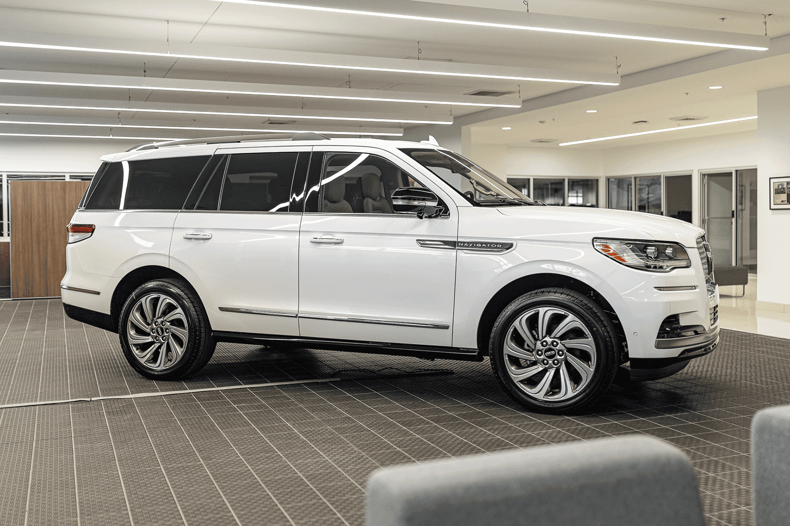 LINCOLN NAVIGATOR VS. CADILLAC ESCALADE COMPARE LUXURY SUVS Warren